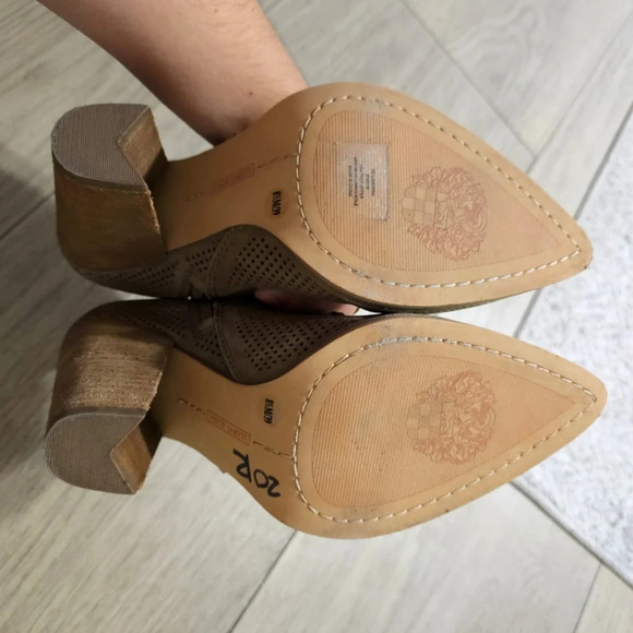 VINCE CAMUTO Lamorna Perforated Leather Pointy Bootie, Stacked Heel, Brown, 8.5 - Picture 9 of 11